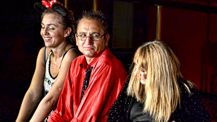 Teatrul Rosu: "Sot de vanzare"