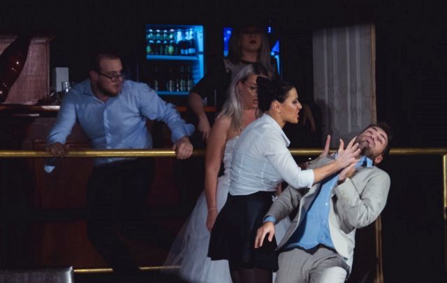 Teatrul Rosu: "Divort in ziua nunții"