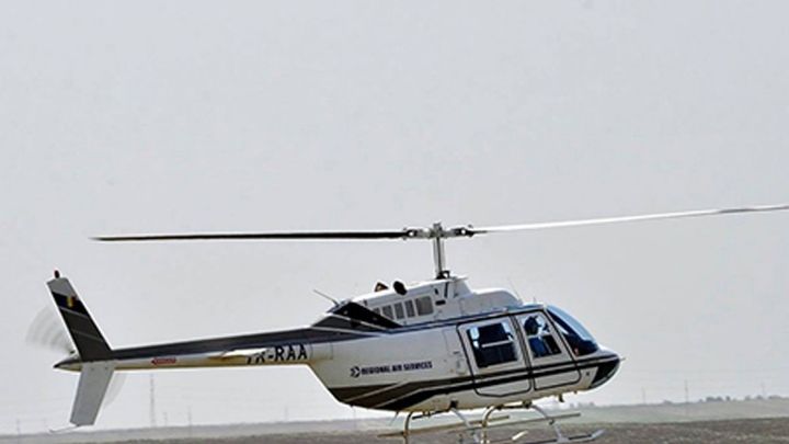 Zbor cu elicopterul deasupra litoralului, alaturi de doi prieteni