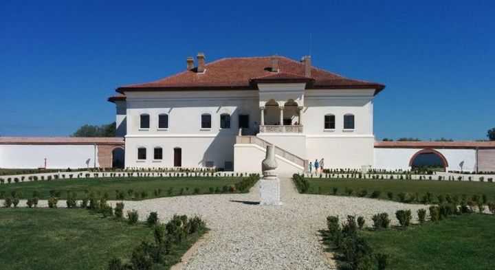 Conace Boieresti: Palatul Potlogi - Conacul Bratienilor - Memorialul Inchisoarea Pitesti